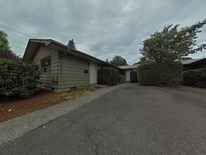 Building Photo - 2 Bedroom Duplex ~ Close to Campus ~ Cat F...