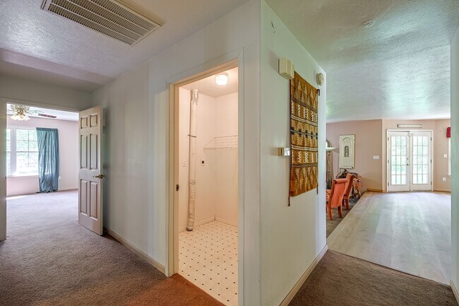 Building Photo - 8 Vick Rd