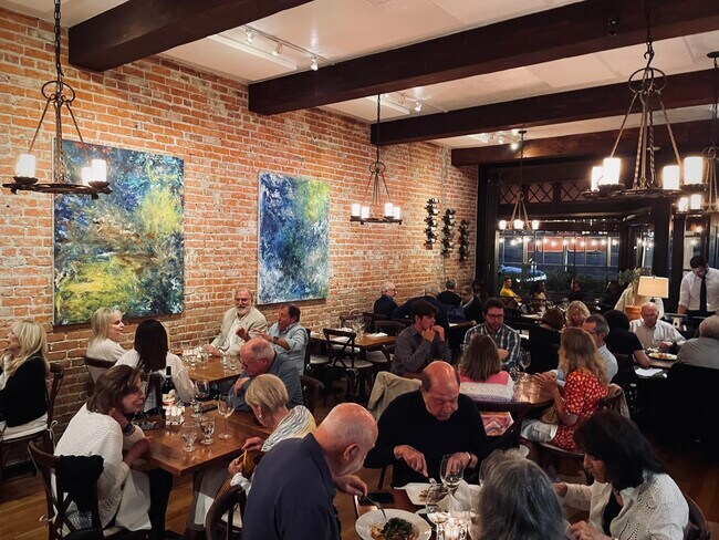 Building Photo - 11970 Montana Ave