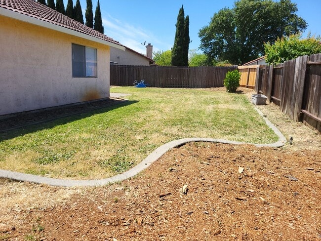 Building Photo - Charming Court home