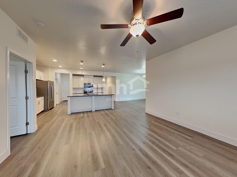 Building Photo - 302 E Sicily Dr