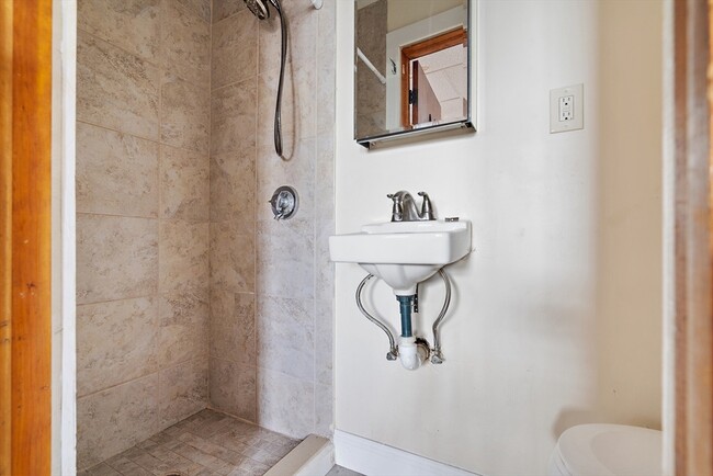 Building Photo - 4 Sutherland St