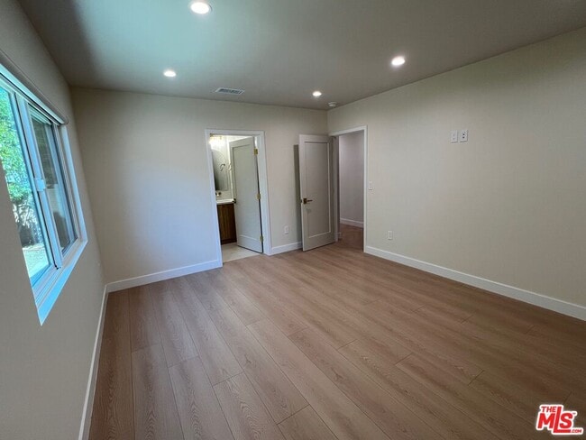 Building Photo - 13338 Magnolia Blvd