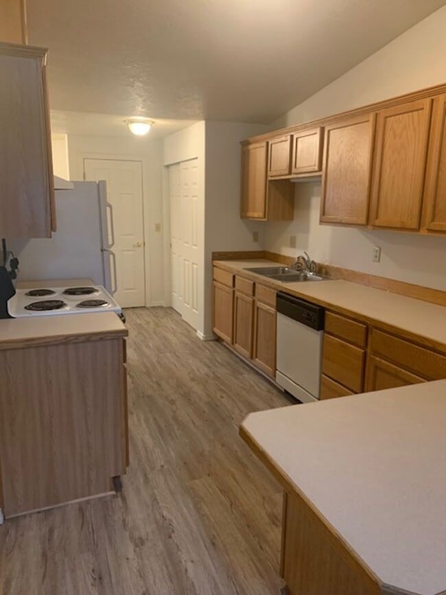 Building Photo - Duplex for Rent