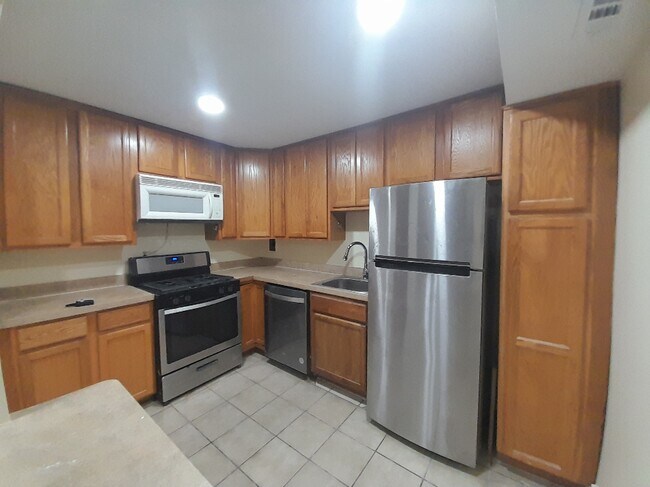 Building Photo - 6036 Westchester Park Dr
