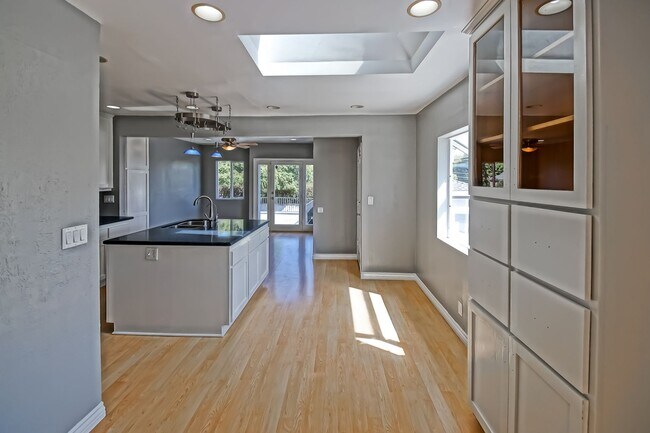 Building Photo - 2809 Carlsbad St