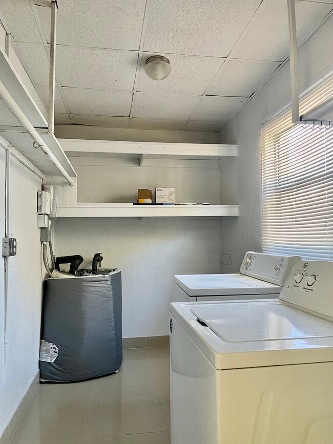 Building Photo - 1730 Long St