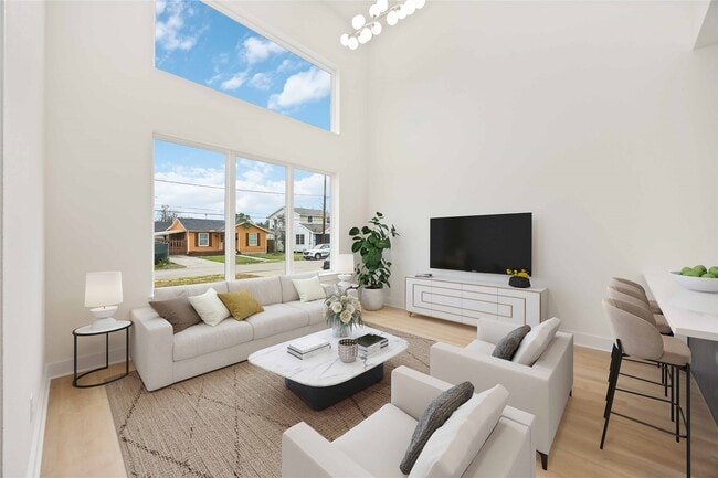 Building Photo - 422 E 41st St