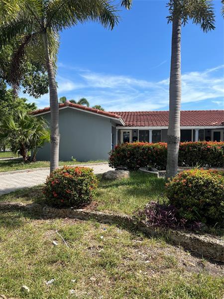 Primary Photo - 2828 NE 49th St