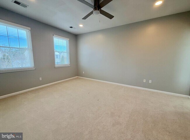 Building Photo - 12410 Iona Sound Dr