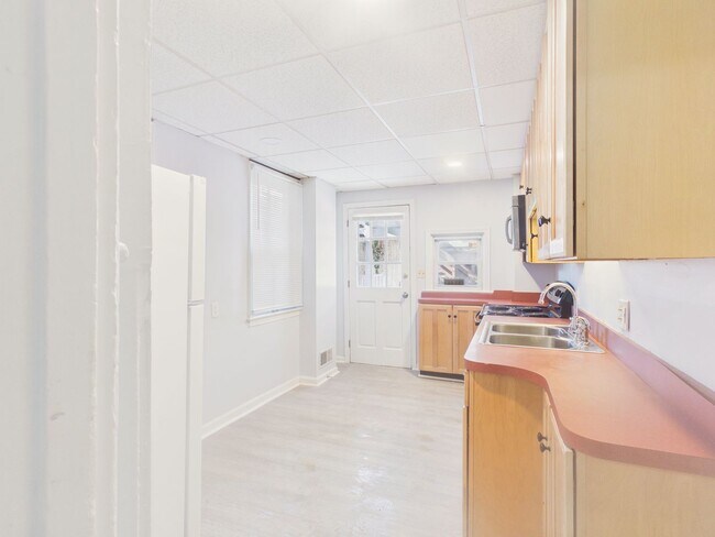 Building Photo - 2 Bedroom Single Family on Penn with Bonus Room