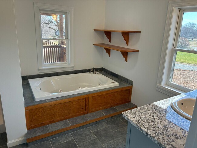 Building Photo - Welcome to the Heart of Unionville prime location!