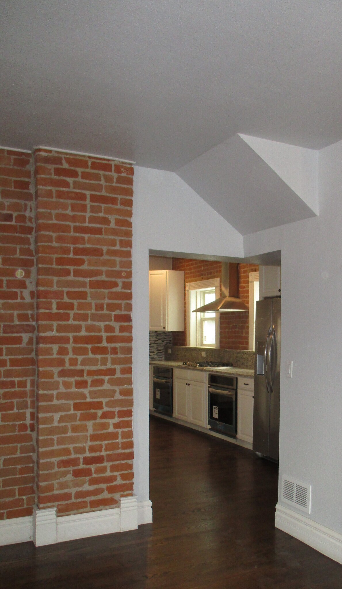 Building Photo - 615 W 11th St
