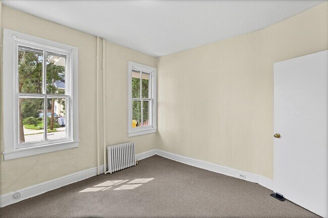 Building Photo - 122 S Davis St