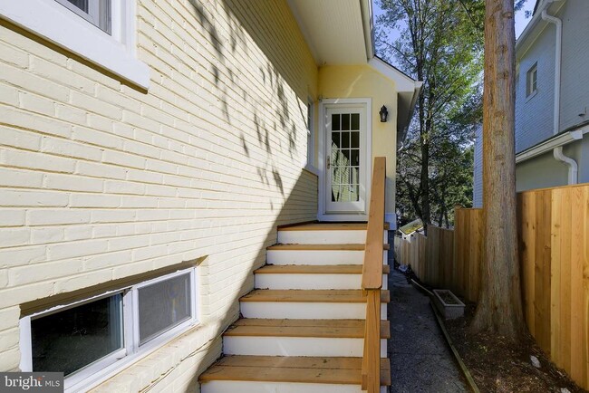 Building Photo - 5717 Chevy Chase Pkwy NW