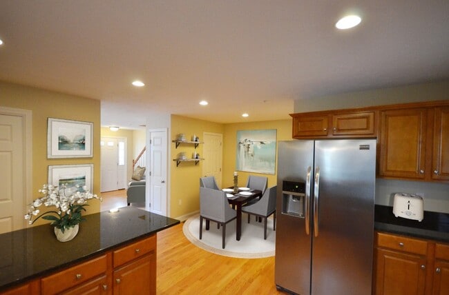 Building Photo - 865 Temple St