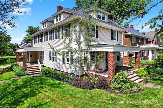 Building Photo - 2205 Briarwood Rd