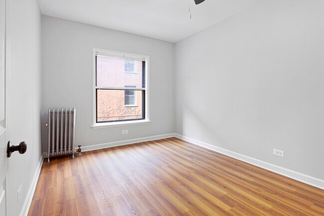 Building Photo - 1702 W Juneway Terrace
