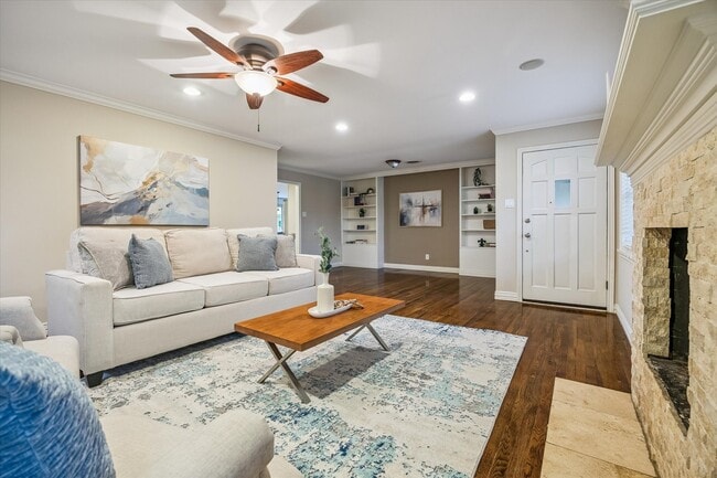 Building Photo - 9813 Pine Lake Dr