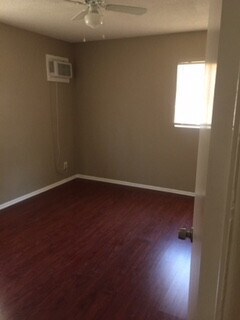 Building Photo - Huge 4/2 house located on a very desirable area. section 8 approved