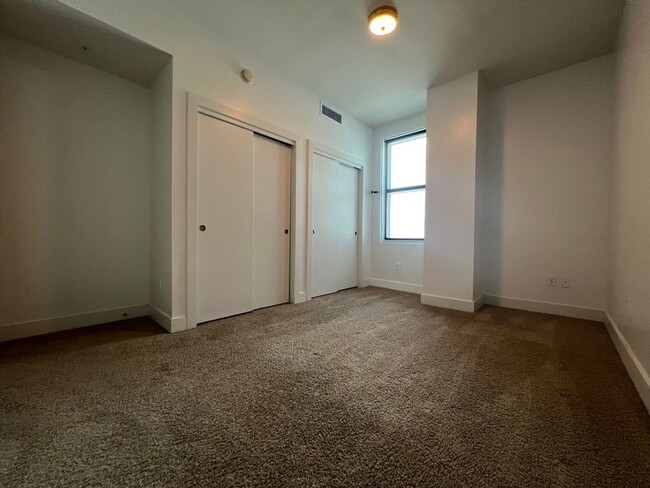 Building Photo - Freshly Painted Upscale 2/1 Condo in amazi...
