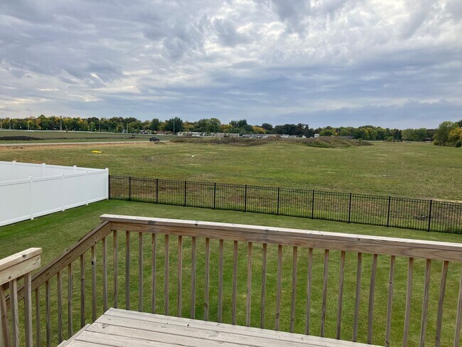 Building Photo - 4 Bed 3 Bath Single Family Home