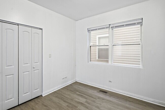 Building Photo - 1342 E 73rd St