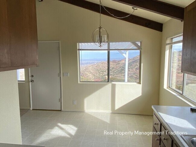 Building Photo - Spectacular Views!!!