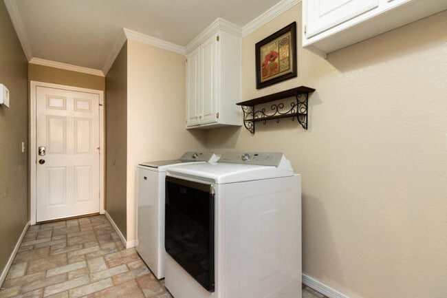 Building Photo - 4 Bedrooms 3 bathrooms, OFFICE 2 living rooms, and 2 car garage