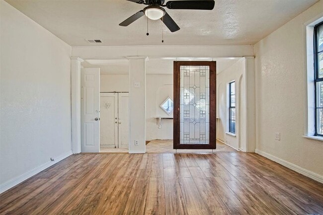 Building Photo - 2812 S Broadway Ave