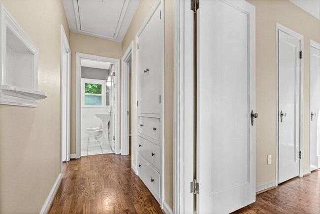 Building Photo - Charming Beach Drive Craftsman w/ AC and V...