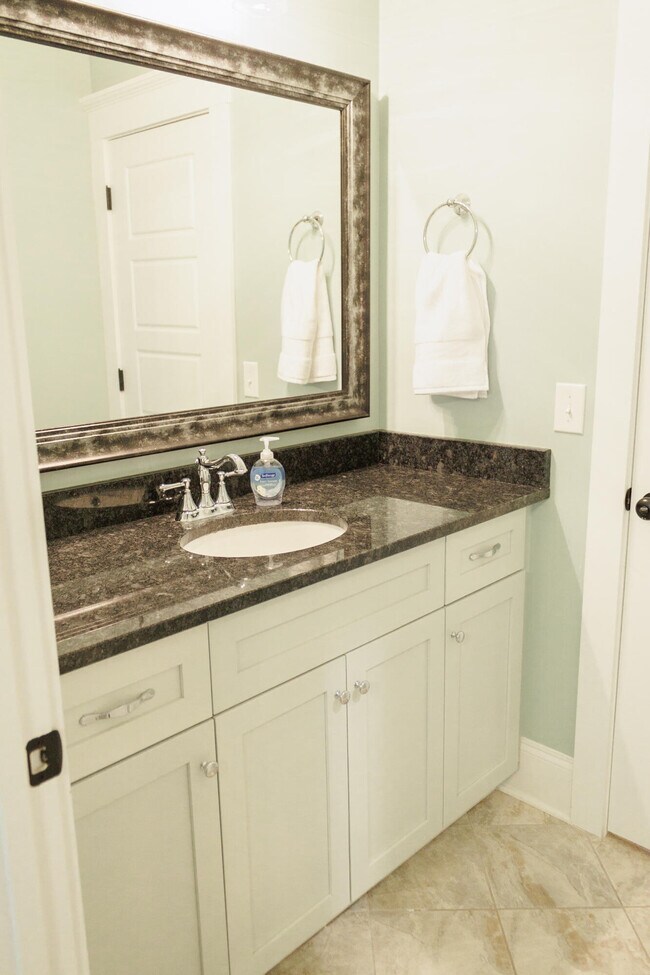 Building Photo - 908 Kestrel Dr