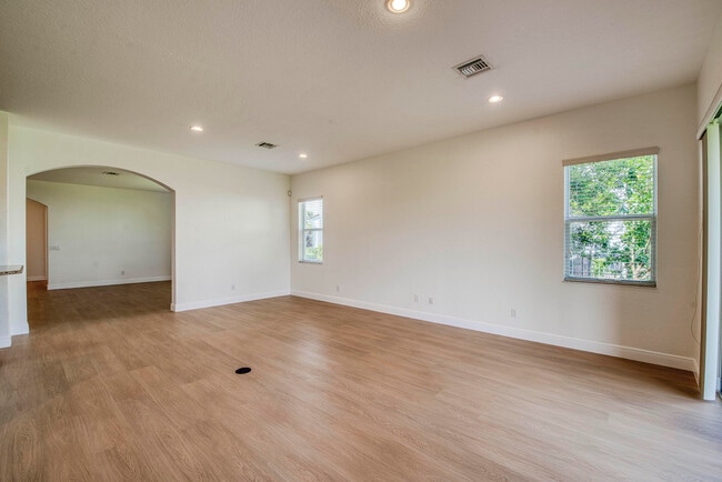 Building Photo - 172 Manor Cir
