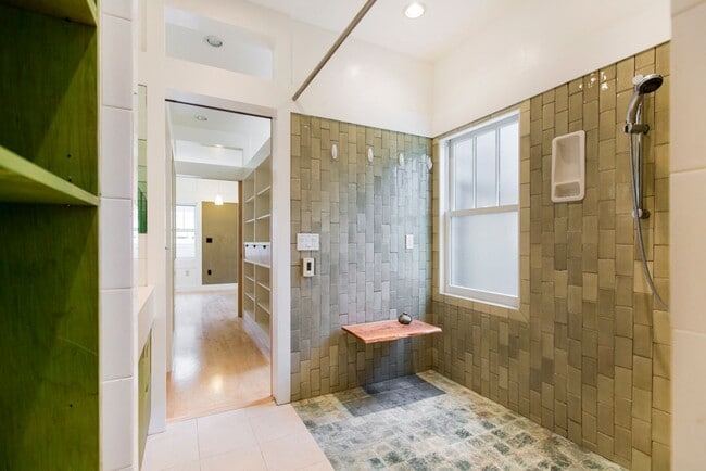 Building Photo - Sunny Apartment in Elmwood Neighborhood