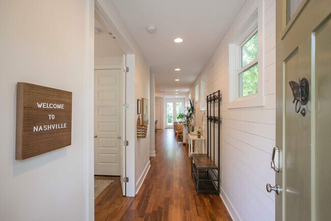 Building Photo - 559 Veritas St