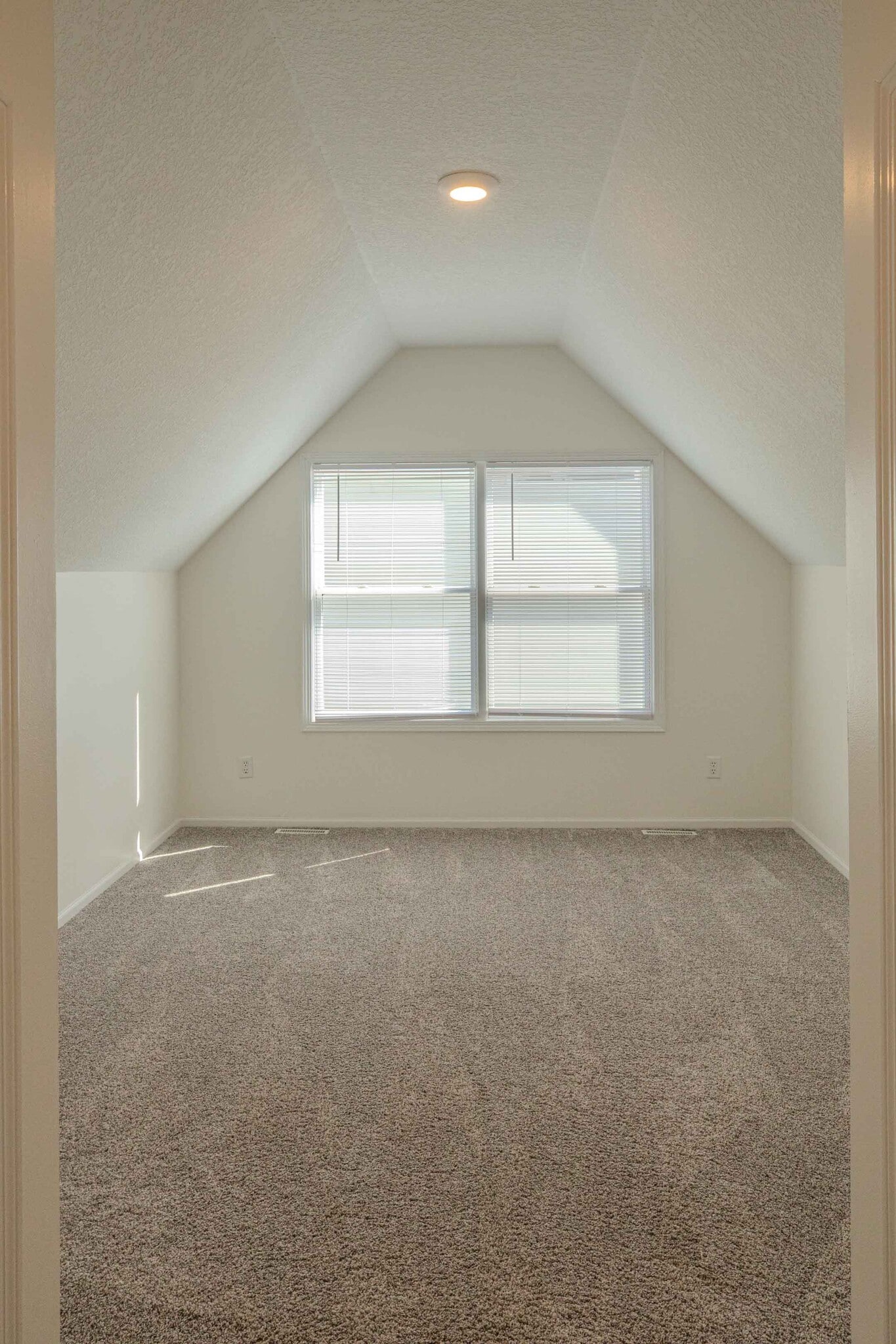 Building Photo - 15835 Hawthorn Dr