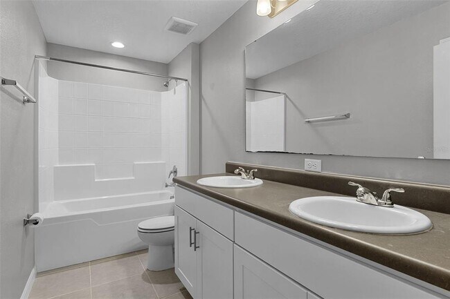 Building Photo - 228 Primrose Dr