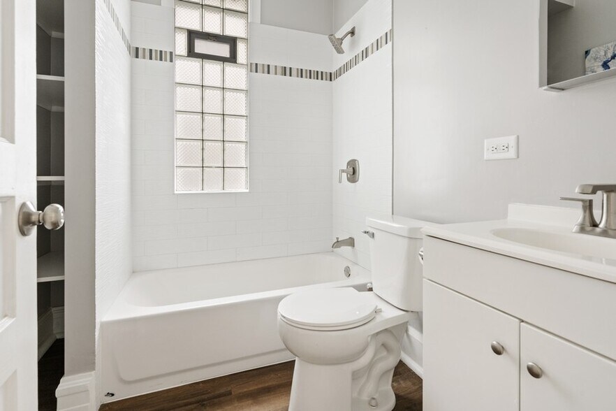 Building Photo - 1529 W Nelson St