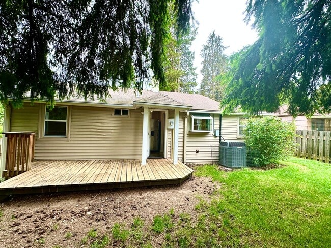 Building Photo - Charming 2-Bedroom, 2- bathroom Home with Bonus Space & Prime Shoreline Location