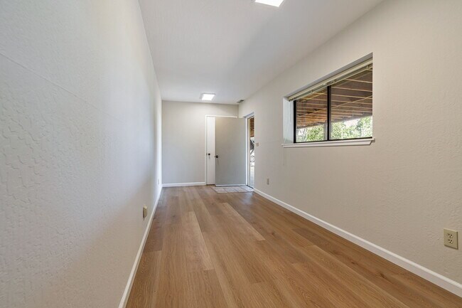 Building Photo - 24 El Rey Rd