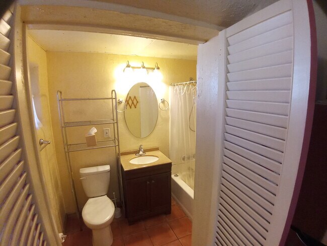 Building Photo - 1506 Edith Blvd NE