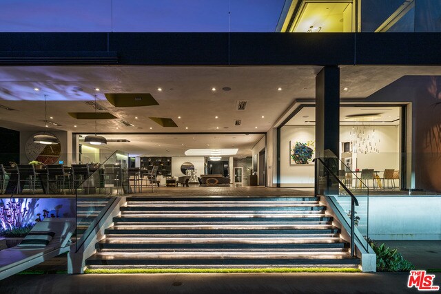 Building Photo - 809 N Rexford Dr