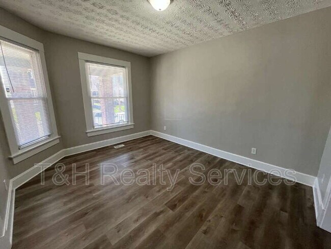 Building Photo - 514 E 33rd St