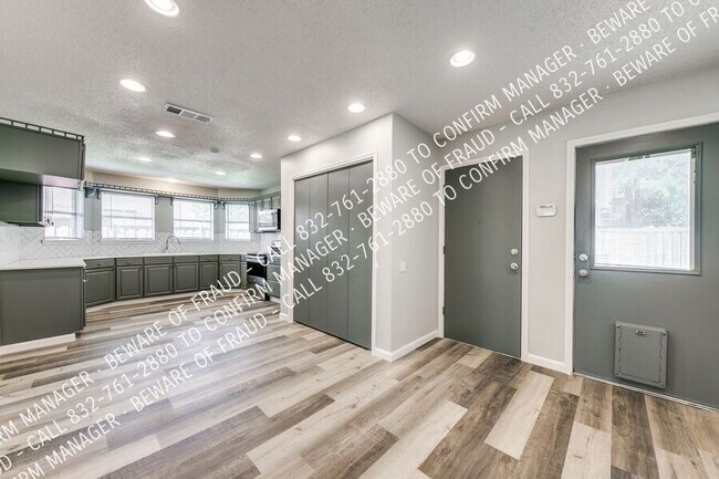 Building Photo - 8805 Wood Glen Dr