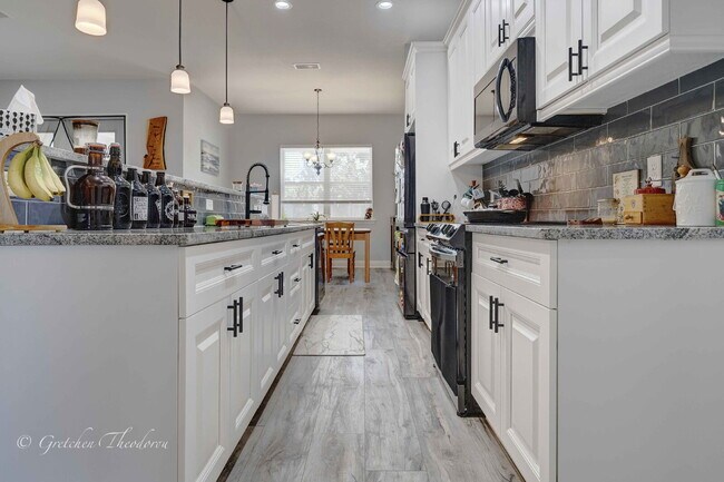 Building Photo - "Charming 3-Bedroom Oasis with 2 Baths and...