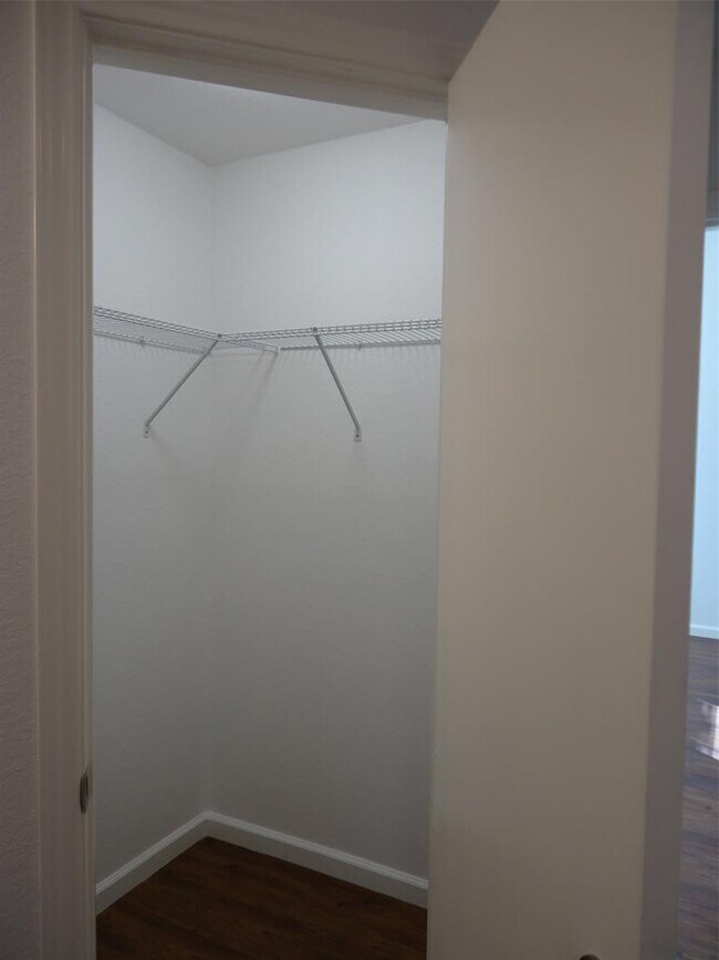 Building Photo - 811 Crieff Cross Dr