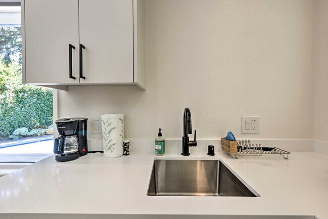 Building Photo - 155 E Creek Dr