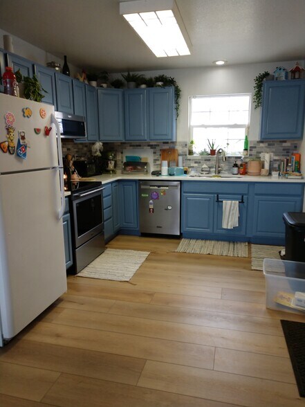 Primary Photo - 104 W Chestnut St