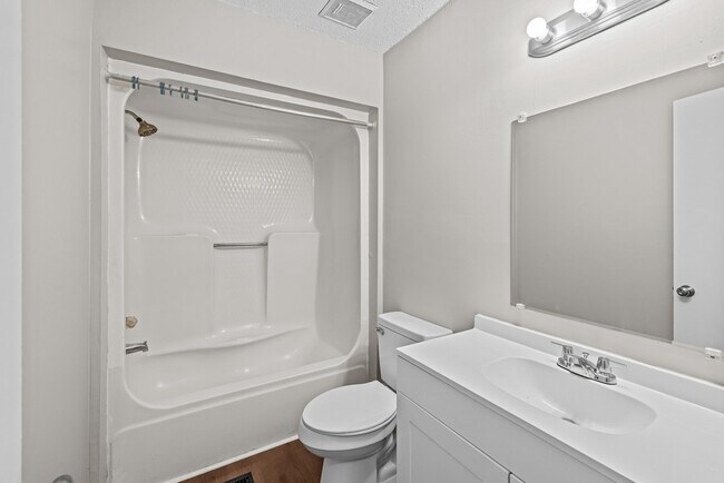 Building Photo - 646 Valley Crest Dr