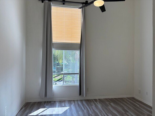 Building Photo - Spacious 2 Bedroom/ 2 Bath in the Highly D...